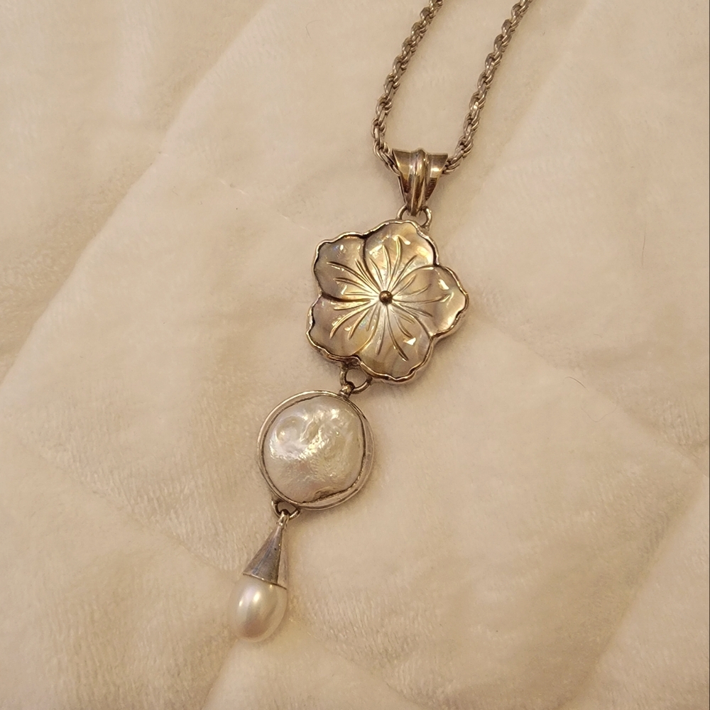 Stunning Sterling Silver Carved MOP & Pearl Flower Necklace - Picture 2 of 12